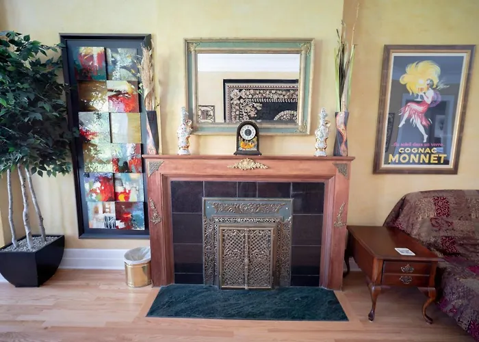 Sleeps 10-20 Free Tv & Parking Chicago