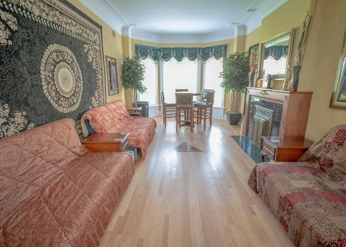 Sleeps 10-20 Free Tv & Parking *