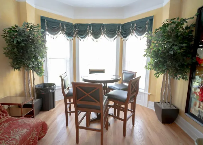 Apartment Sleeps 10-20 Free Tv & Parking