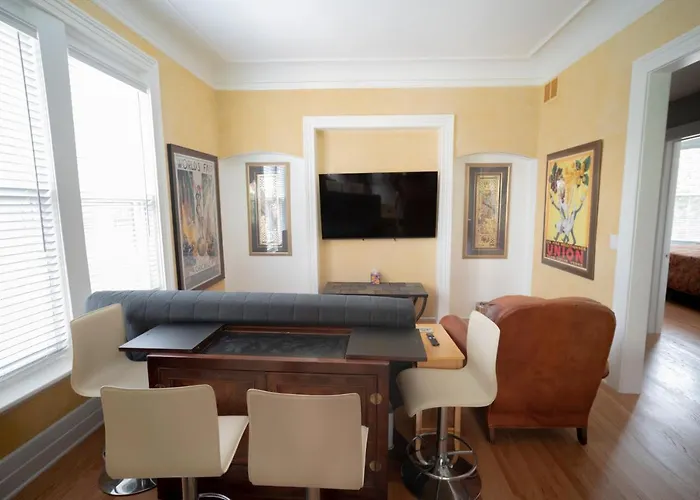 Apartment Sleeps 10-20 Free Tv & Parking