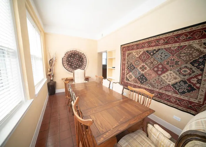 Apartment Sleeps 10-20 Free Tv & Parking *