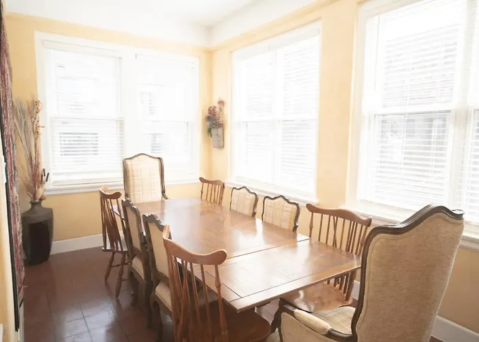 Sleeps 10-20 Free Tv & Parking Apartment