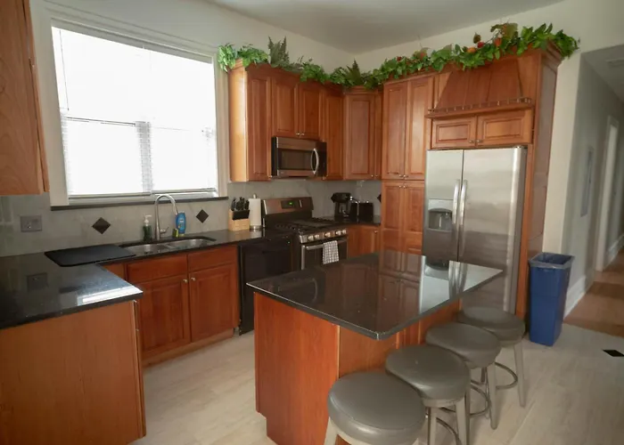 Apartment Sleeps 10-20 Free Tv & Parking