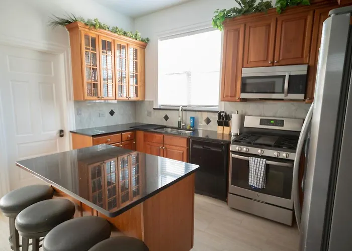Sleeps 10-20 Free Tv & Parking Apartment