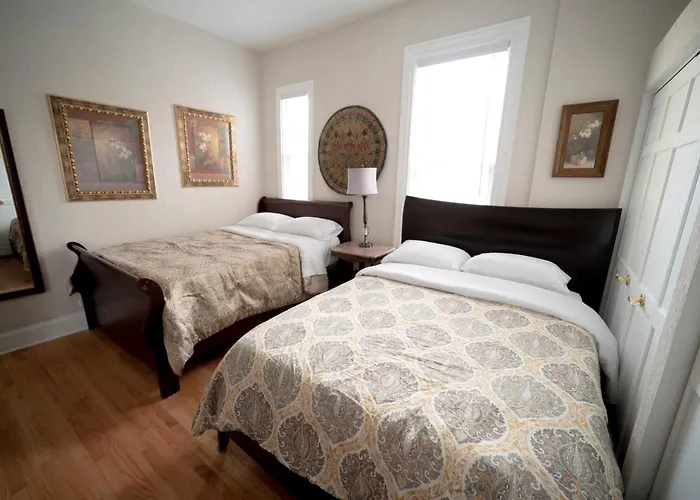Sleeps 10-20 Free Tv & Parking Chicago