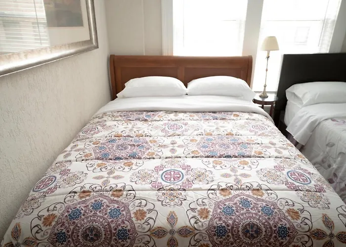 Sleeps 10-20 Free Tv & Parking Apartment *