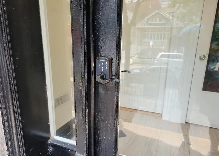 Apartment Sleeps 10-20 Free Tv & Parking