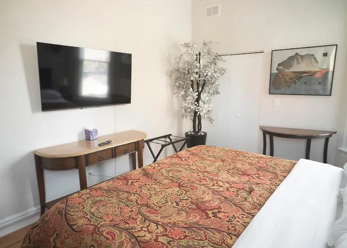 Sleeps 10-20 Free Tv & Parking Apartment