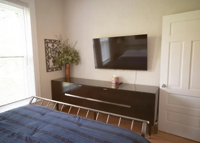 Sleeps 10-20 Free Tv & Parking Apartment