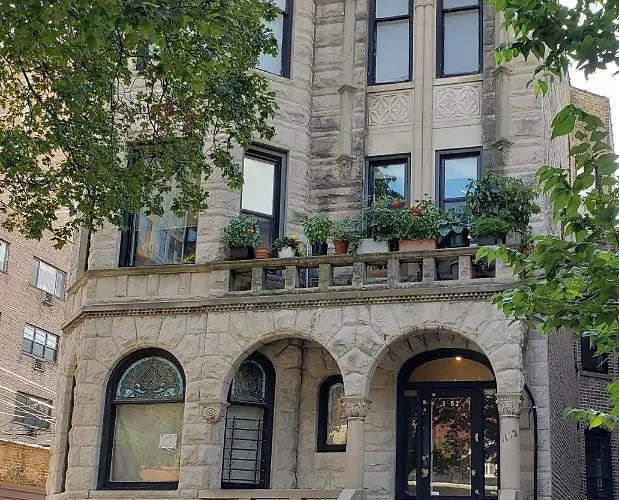 Sleeps 10-20 Free Tv & Parking Apartment *