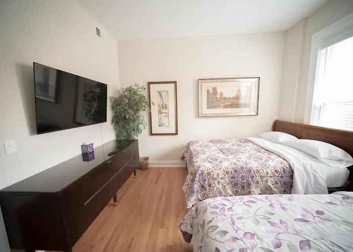 Apartment Sleeps 10-20 Free Tv & Parking Chicago
