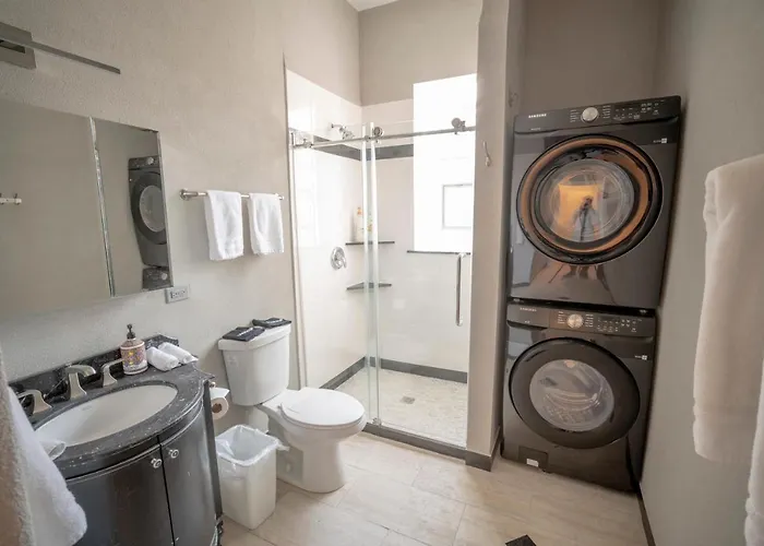 Sleeps 10-20 Free Tv & Parking Apartment *