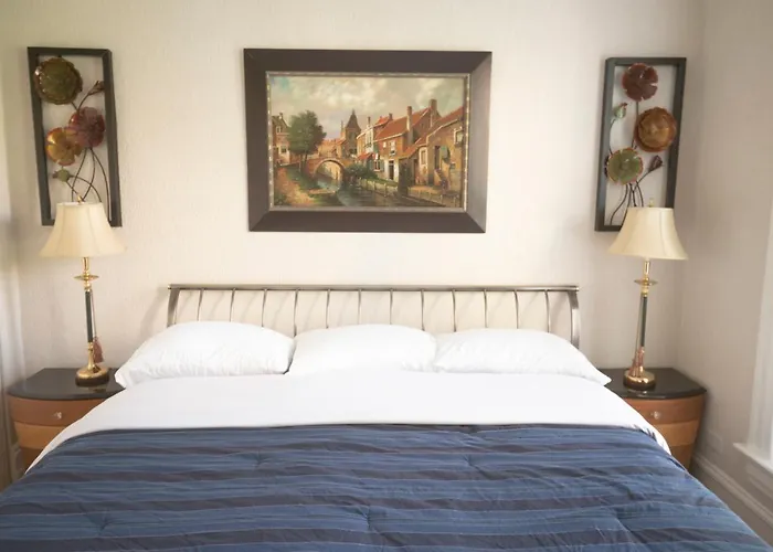 Sleeps 10-20 Free Tv & Parking Apartment