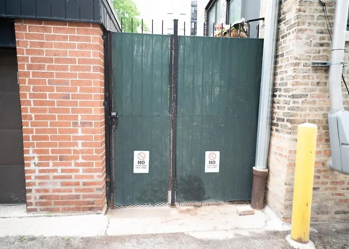 Apartment Sleeps 10-20 Free Tv & Parking Chicago