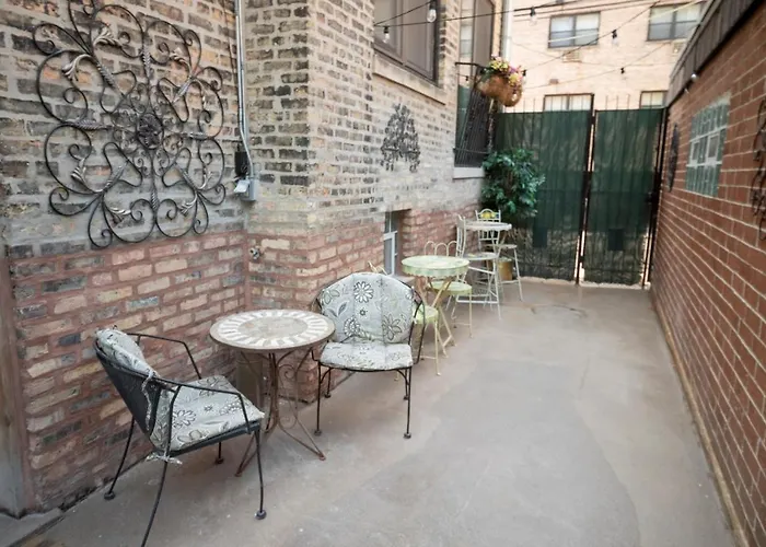 Sleeps 10-20 Free Tv & Parking Apartment