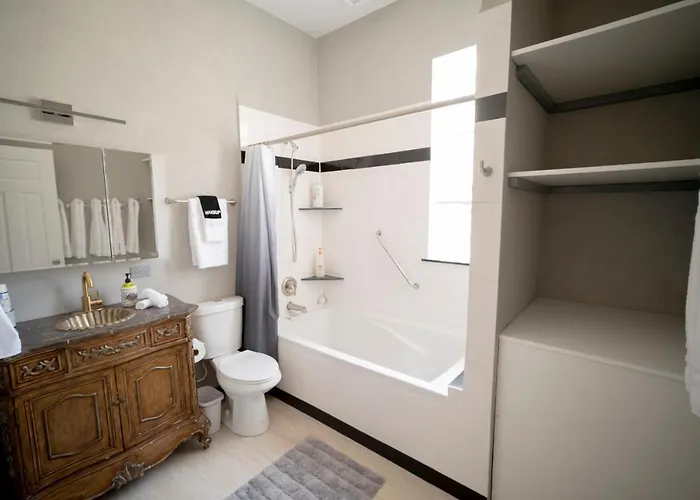 Sleeps 10-20 Free Tv & Parking
