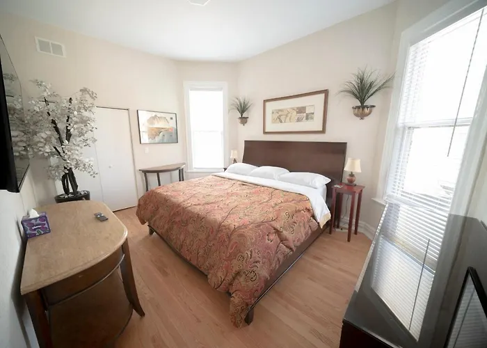 Sleeps 10-20 Free Tv & Parking Apartment *