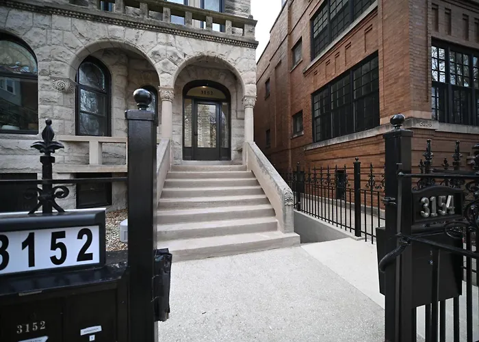 Sleeps 10-20 Free Tv & Parking Apartment