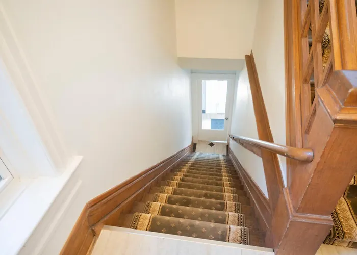 Sleeps 10-20 Free Tv & Parking