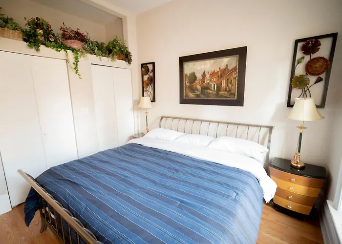 Apartment Sleeps 10-20 Free Tv & Parking Chicago
