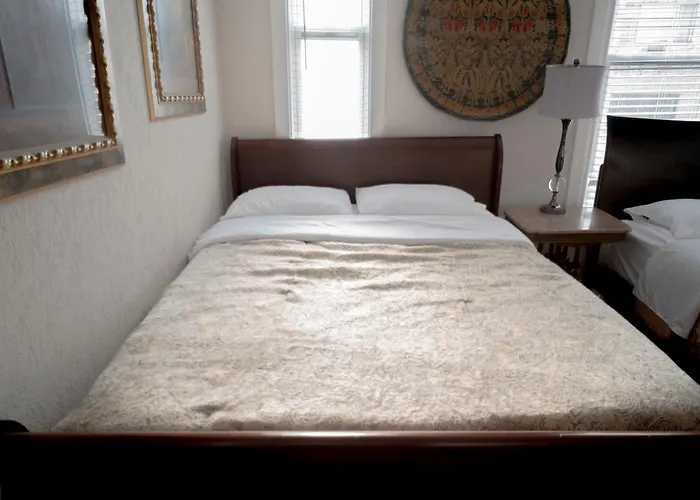 Sleeps 10-20 Free Tv & Parking Chicago