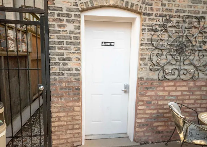Sleeps 10-20 Free Tv & Parking * Chicago
