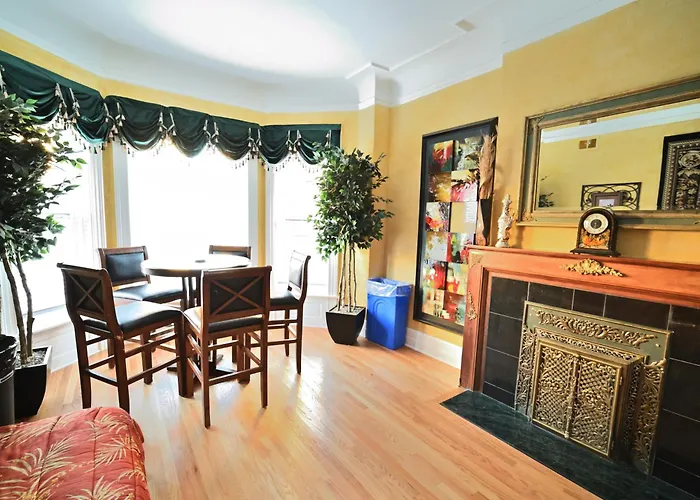 Sleeps 10-20 Free Tv & Parking Apartment